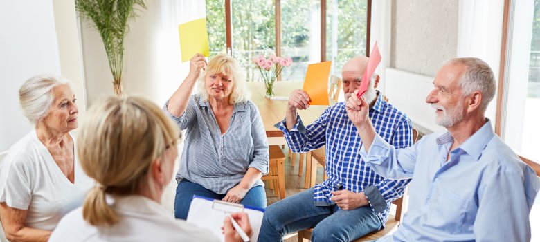 Senioren in einem Gruppentherapie Workshop