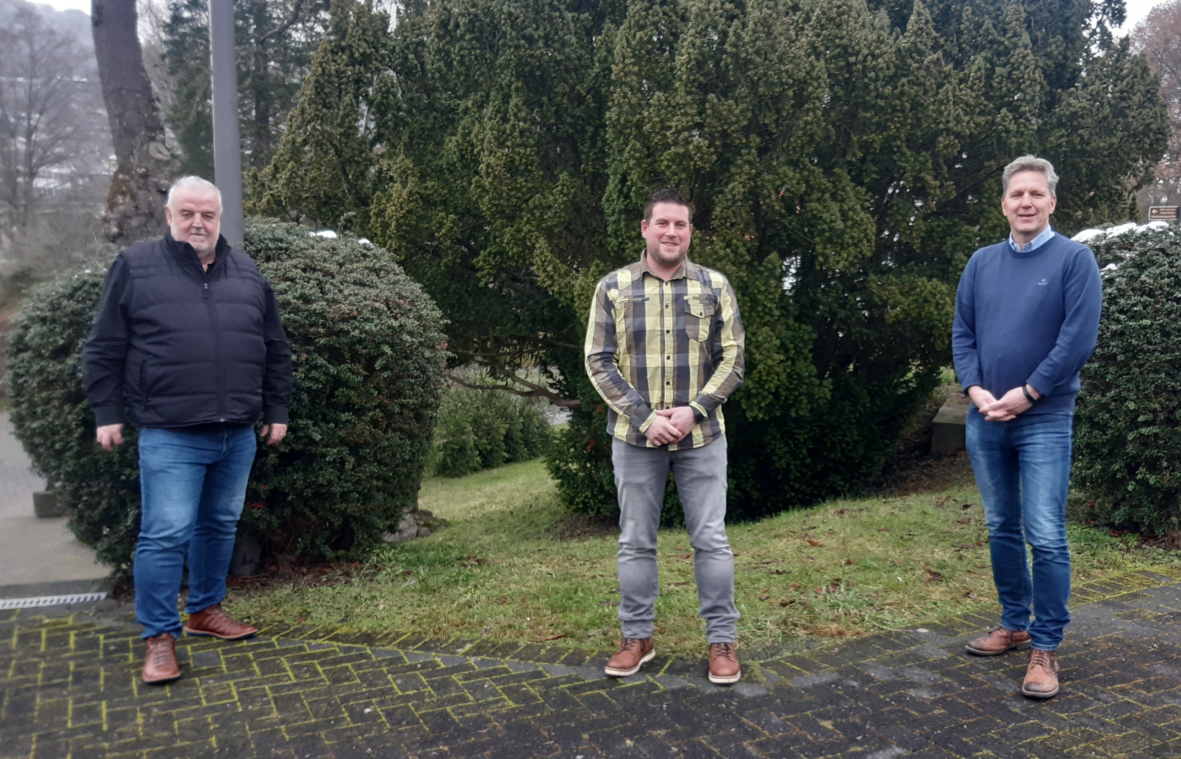 von rechts: Bürgermeister Hans Peter Böffgen, Thomas Heinz, Werkleiter Harald Brück