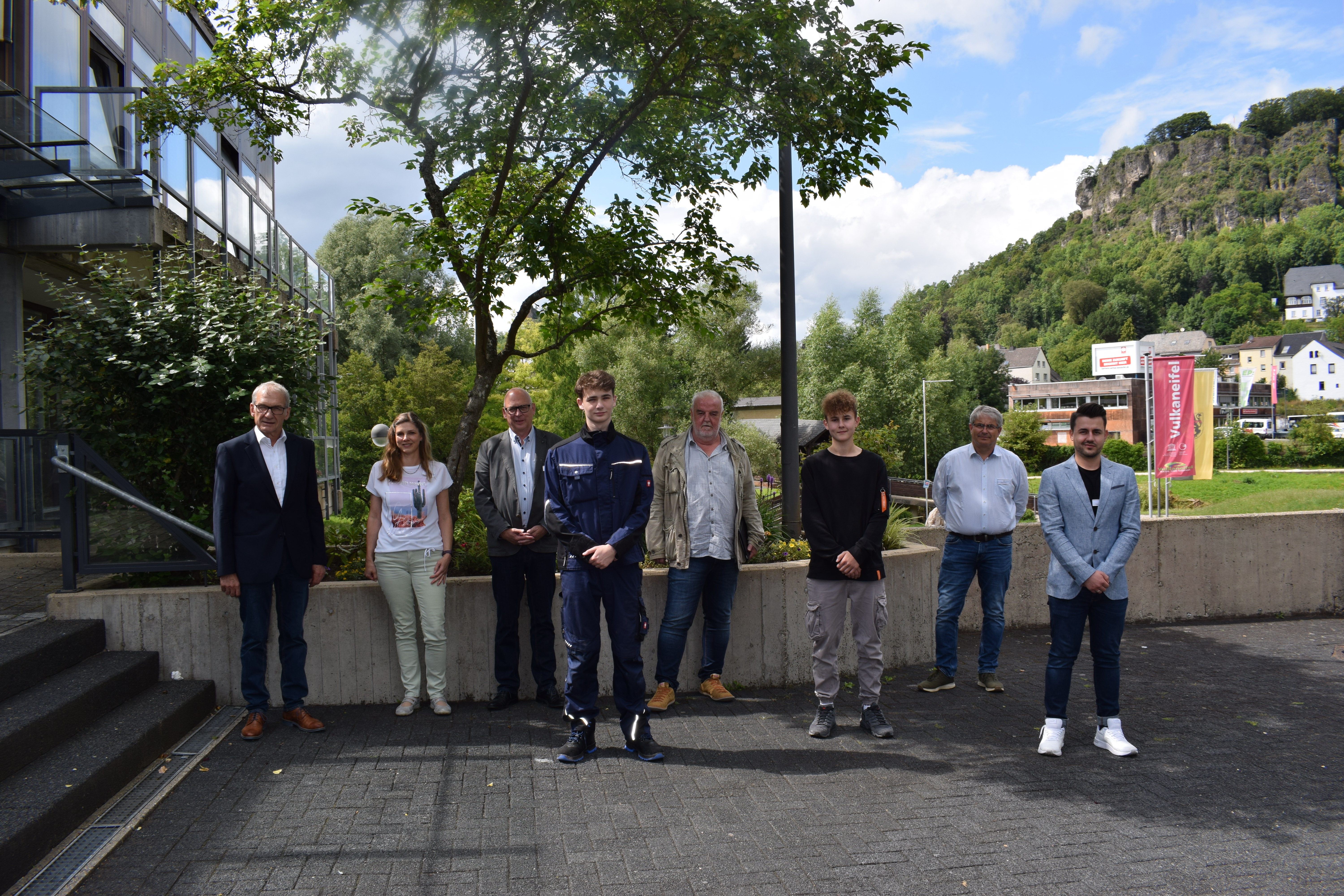 Beigeordneter Klaus-Dieter Peters, Ausbildungsleiterin Tanja Nelles, Büroleiter Hans-Josef Hunz, Tobias Mauel, Werkleiter Harald Brück, Felix Hau, Personalratsvorsitzender Thomas Brost und Thomas Fröhlich (v.l.)