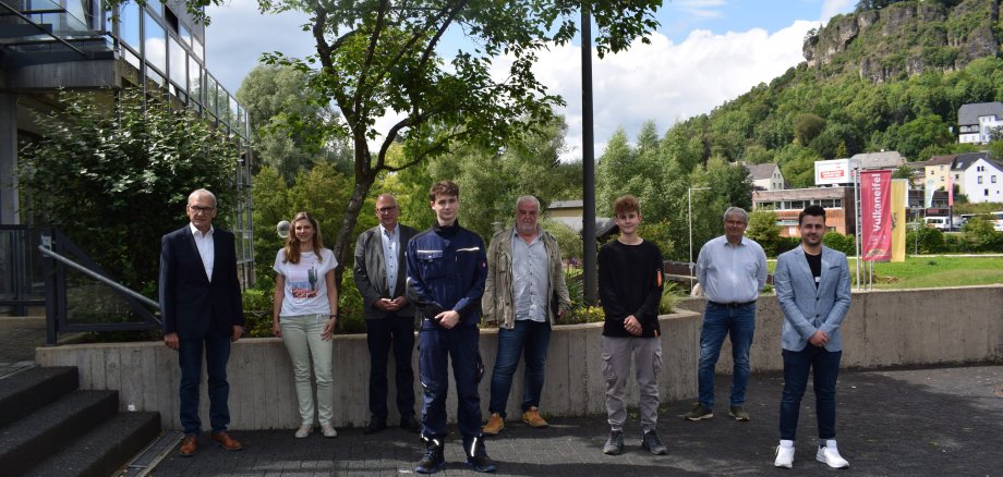 Beigeordneter Klaus-Dieter Peters, Ausbildungsleiterin Tanja Nelles, Büroleiter Hans-Josef Hunz, Tobias Mauel, Werkleiter Harald Brück, Felix Hau, Personalratsvorsitzender Thomas Brost und Thomas Fröhlich (v.l.)