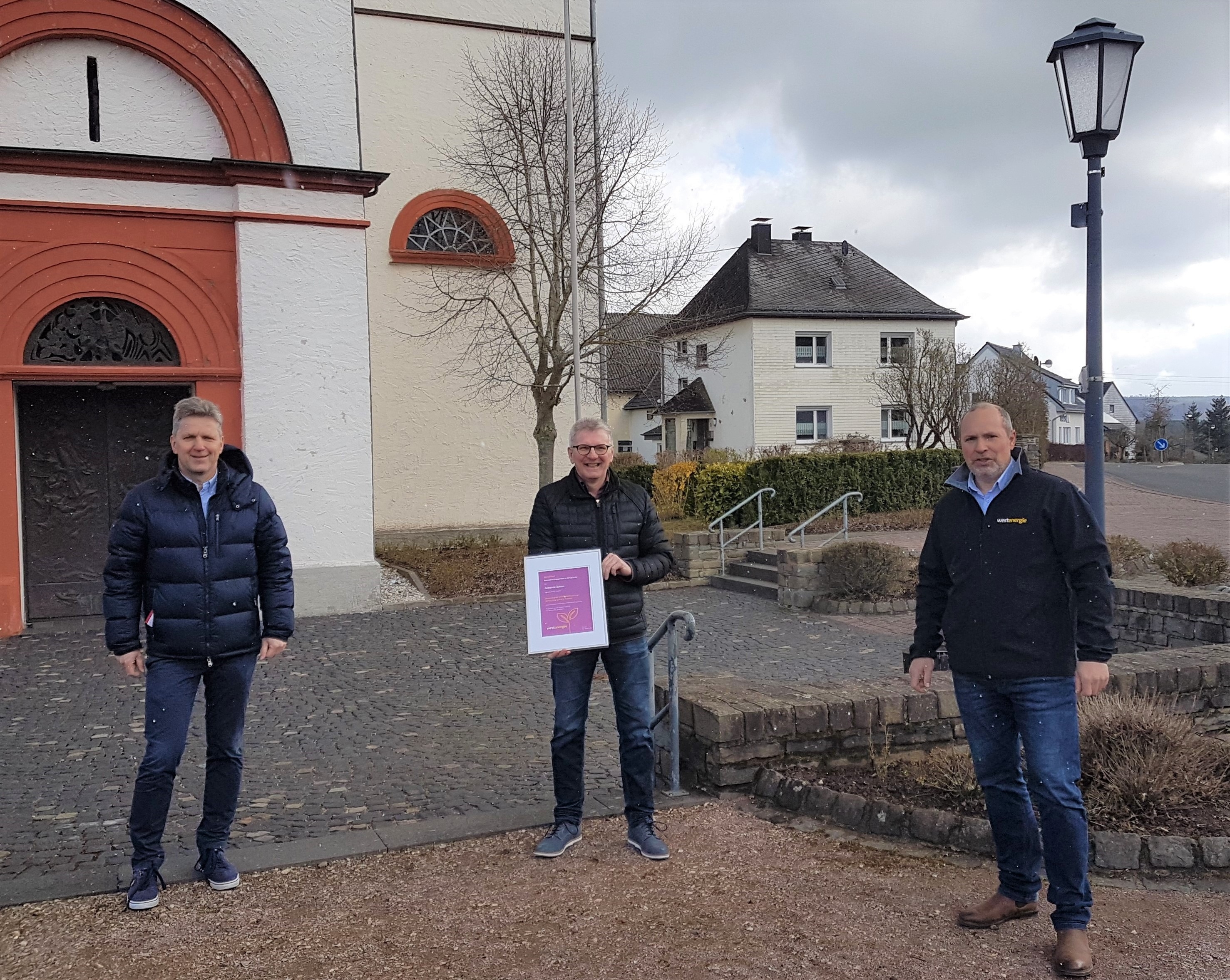 Als eine der ersten Ortsgemeinden hatte sich die Gemeinde Üxheim auf den Weg gemacht. Bürgermeister Hans Peter Böffgen, Ortsbürgermeister Alois Reinarz und Thomas Hau von der Westenergie AG trafen sich am 12. April 2021 zu einer symbolischen Übergabe eines CO2 - Einsparzertifikates. 