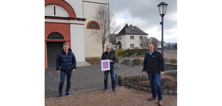Als eine der ersten Ortsgemeinden hatte sich die Gemeinde Üxheim auf den Weg gemacht. Bürgermeister Hans Peter Böffgen, Ortsbürgermeister Alois Reinarz und Thomas Hau von der Westenergie AG trafen sich am 12. April 2021 zu einer symbolischen Übergabe eines CO2 - Einsparzertifikates. 