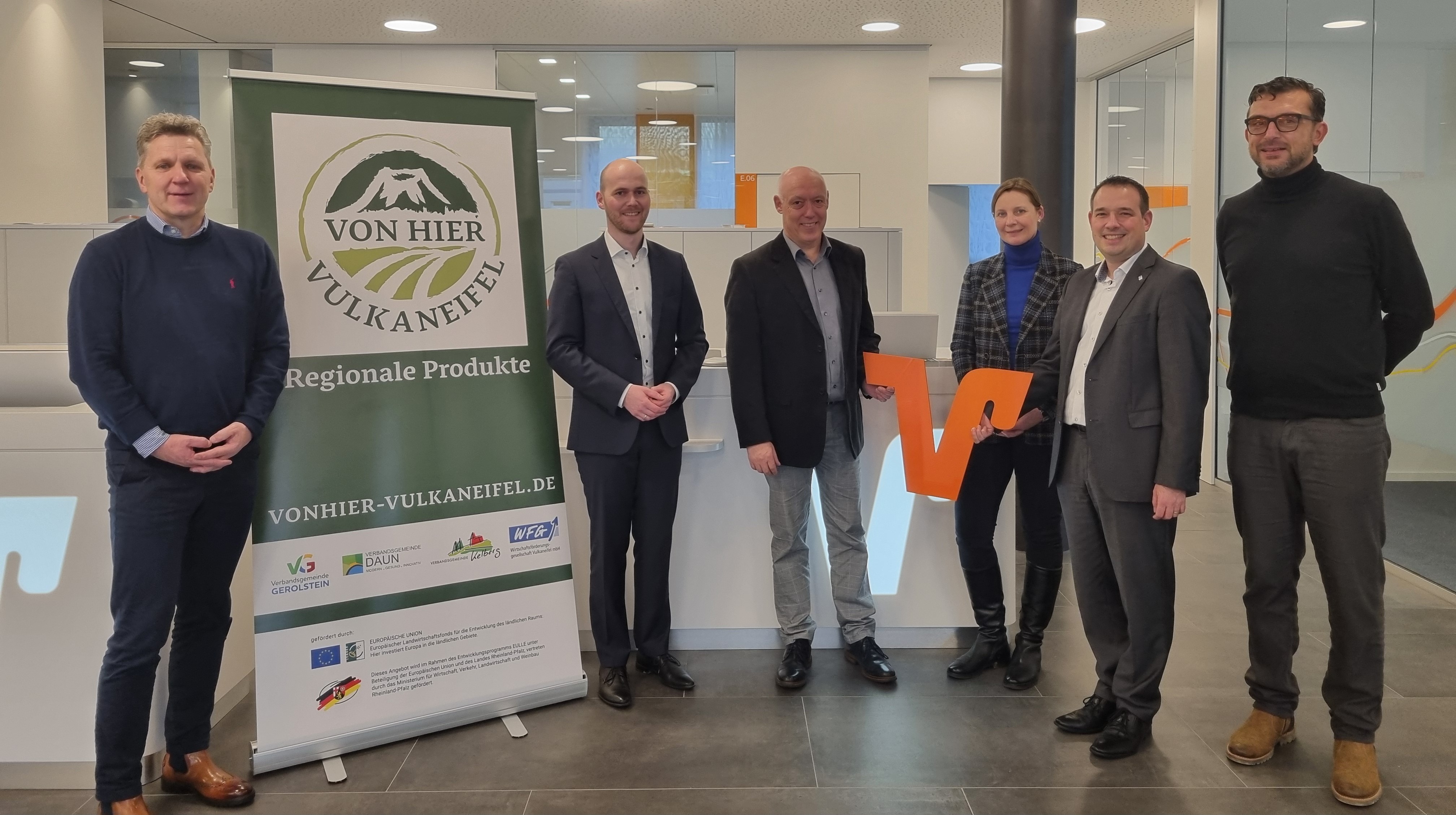 Bürgermeister Hans Peter Böffgen, Thomas Scheppe und Johannes Saxler, Dauns Wirtschaftsförderin Susanne Dorsch-Moll, Thomas Klassmann und Gerolsteins Wirtschaftsförderer Stefan Mertes (v.l.)