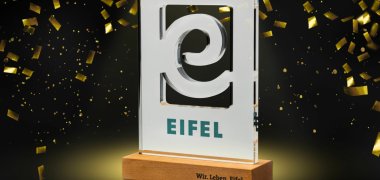 konfettiregen scheinwerferlicht bühne konfettiregen scheinwerferlicht bühne