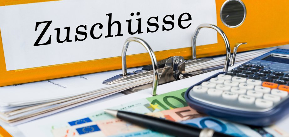 Aktenordner auf Schreibtisch mit Beschriftung