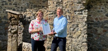 Vorsitzende der Fairtrade Steuerungsgruppe Rita Gith-Hillesheim und Bürgermeister Hans Peter Böffgen.