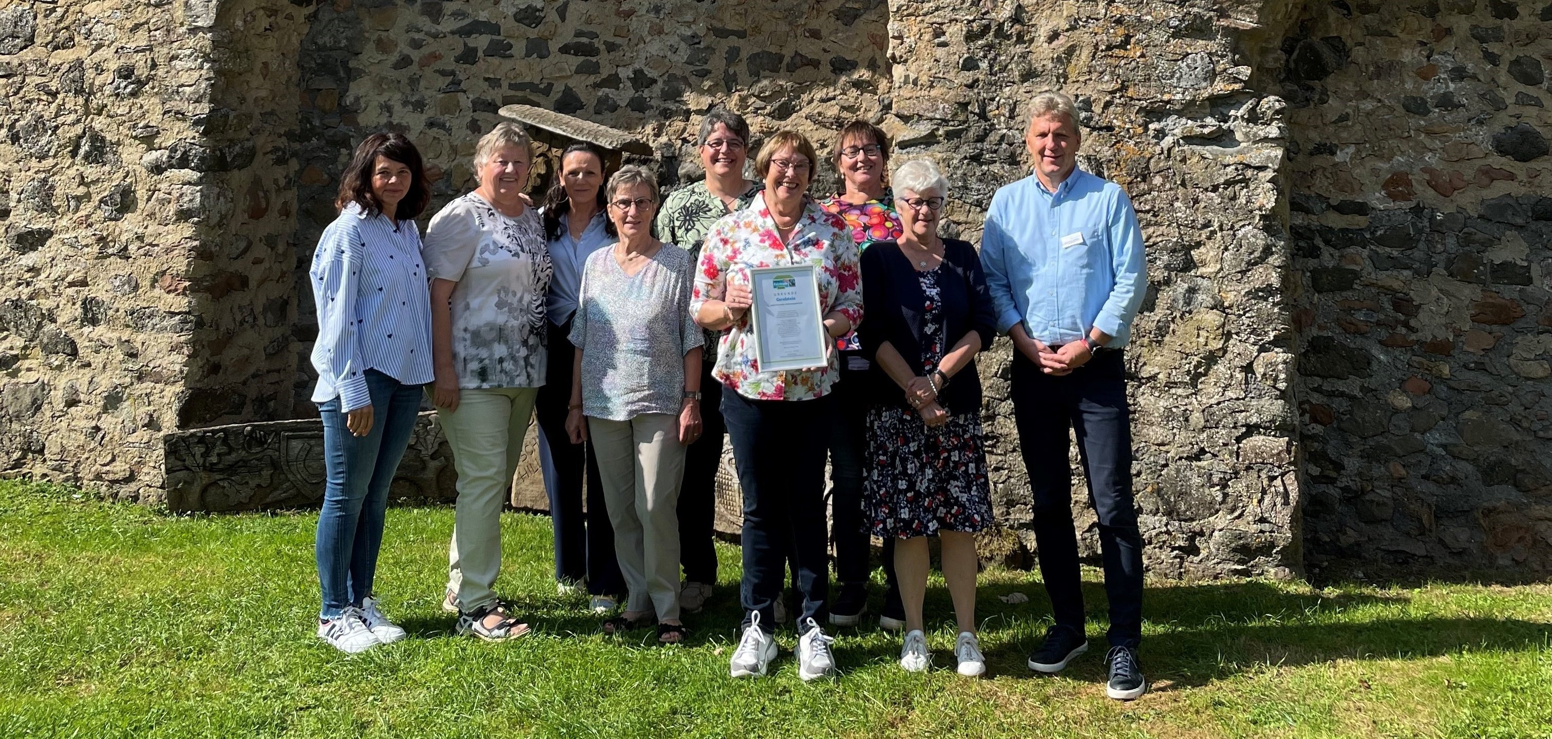 Die Fairtrade Steuerungsgruppe freut sich über die erneute Zertifizierung. In Hillesheim hatte vor 10 Jahren der damalige Verbandsgemeinderat Hillesheim die Teilnahme an der Fairtrade-Towns-Kampagne beschlossen.