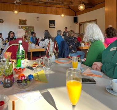 Frühstück für Frauen. Gelungener Austausch zwischen allen Altersstufen.