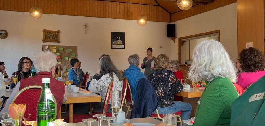 Frühstück für Frauen. Gelungener Austausch zwischen allen Altersstufen.