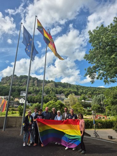 Ein Bündnis aus Vertretern regionaler Parteien und der Jugendvertretung der VG Gerolstein, Bügermeister Hans Peter Böffgen und die kommunale ehrenamtliche Gleichstellungsbeauftragte Gudrun Nahrendorf zeigen Flagge für Vielfalt in der VG Gerolstein.