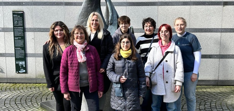 Eine Gruppe junger Menschen besuchte das EU-Parlament in Brüssel und führte interessante Gespräche mit der EU-Abgeordneten Katharina Barley.